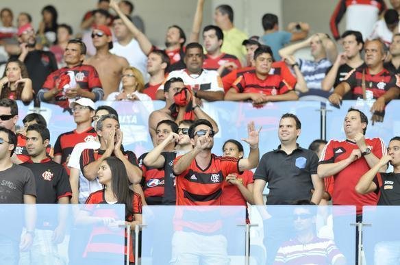 Flamenguistas assistem  derrota de seu time ante o Cruzeiro no Mineiro