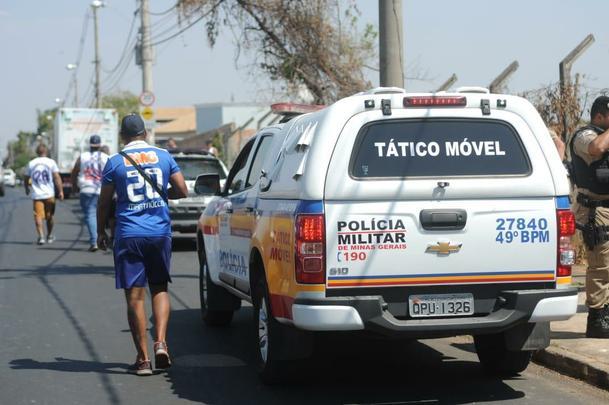 Torcedores protestam em frente  Toca da Raposa II