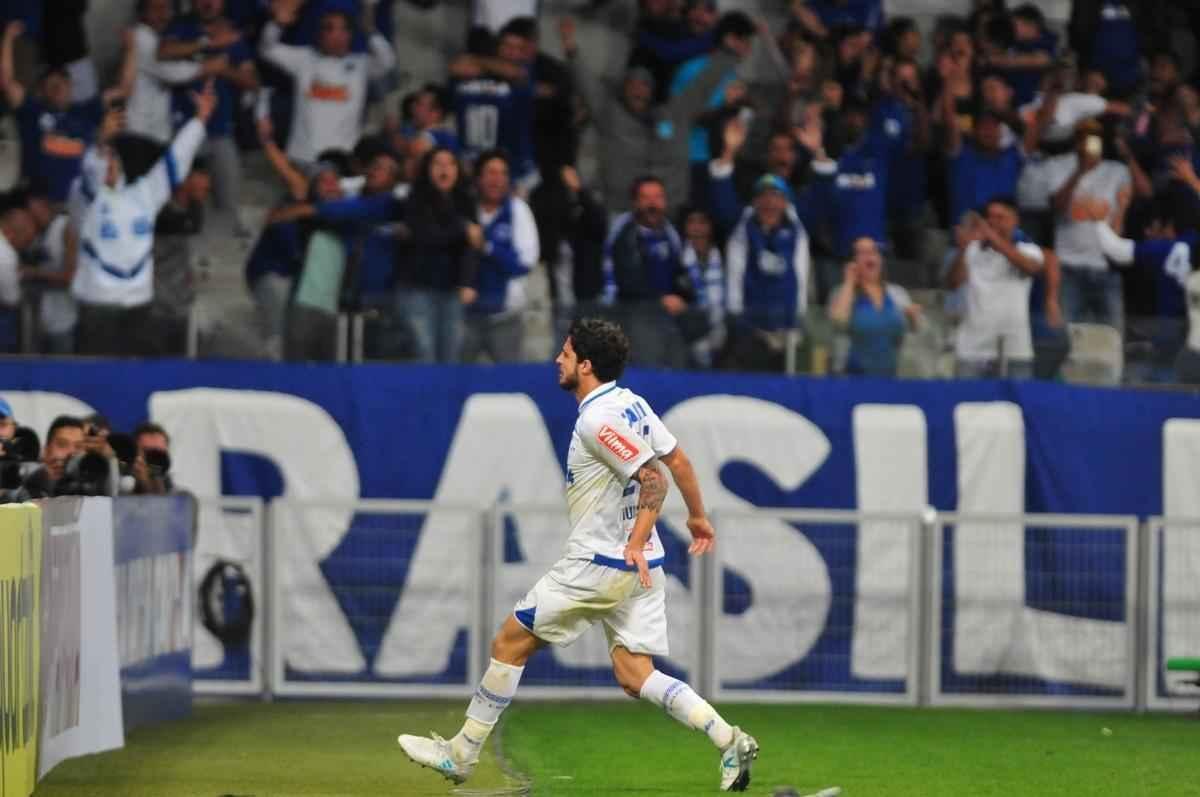 Cruzeiro volta melhor no segundo tempo, e Hudson abre o placar aos 6 minutos