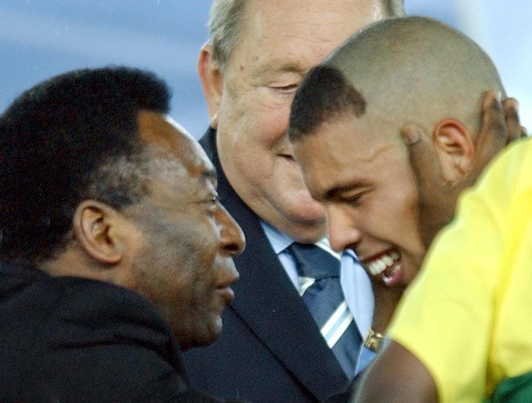 30/06/2002 - Pel com Ronaldo logo aps a conquista da Copa do Mundo de 2002 pelo Brasil