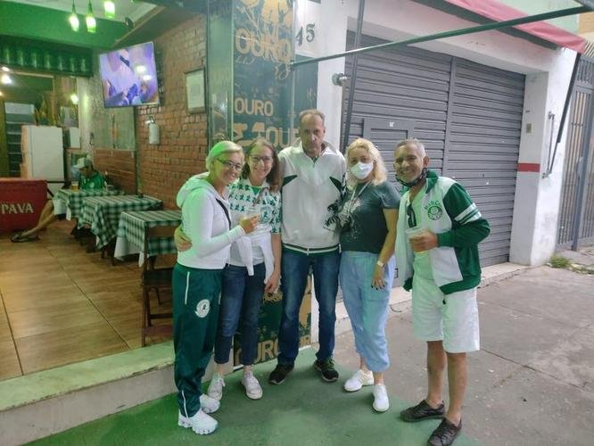 Mesmo com o Allianz Parque fechado para o público, o entorno do estádio do Palmeiras reuniu muitos torcedores que vão acompanhar a semifinal contra o Atlético em bares e restaurantes (Túlio Kaizer/EM/D. A Press)
