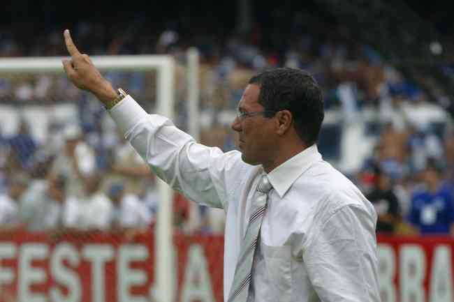 Em 2003, o tcnico Vanderlei Luxemburgo conduziu o Cruzeiro a uma indita Trplice Coroa - com ttulos do Campeonato Mineiro, do Brasileiro e da Copa do Brasil