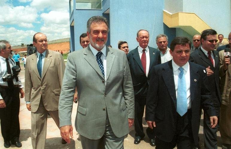 Inauguração da Toca da Raposa II em 9 de março de 2002. Na ocasião, presidente do Cruzeiro, Zezé Perrella, recebeu figuras ilustres, como o técnico da Seleção Brasileira, Luiz Felipe Scolari, e outras autoridades públicas municipais, estaduais e federais