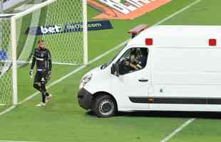 Edu, do Cruzeiro, deixa Mineirão de ambulância após choque com goleiro Everson, do Atlético