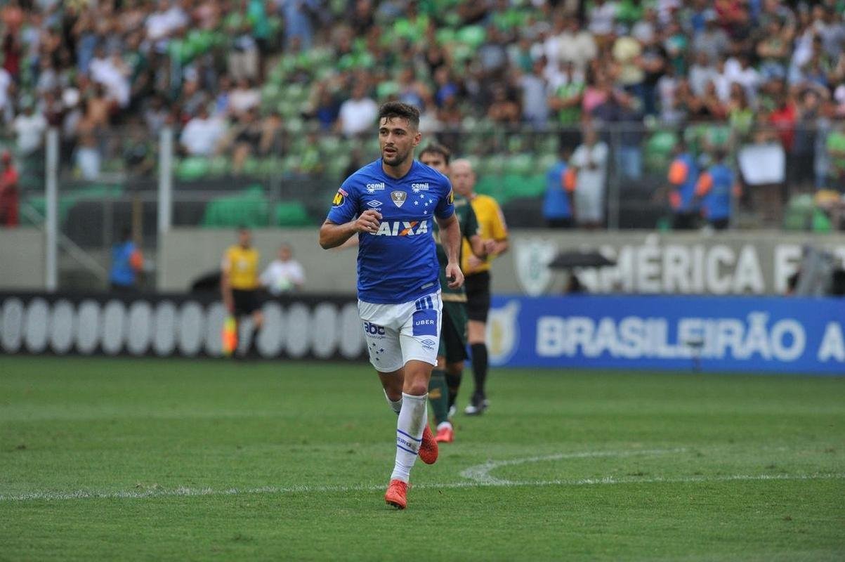 Talento puro. Assim pode ser definido o uruguaio Arrascaeta, camisa 10 do Cruzeiro entre 2015 e 2019. Em cinco anos, ele se tornou dolo da torcida azul e o maior artilheiro estrangeiro da histria do clube: 50 gols em 188 apresentaes. Em janeiro de 2019, orientado pelo empresrio Daniel Fonseca, o meia abandonou os treinos para forar uma transferncia para o Flamengo, que acabou ocorrendo por 18 milhes de euros. O clube mineiro ficou com 13 milhes de euros.
