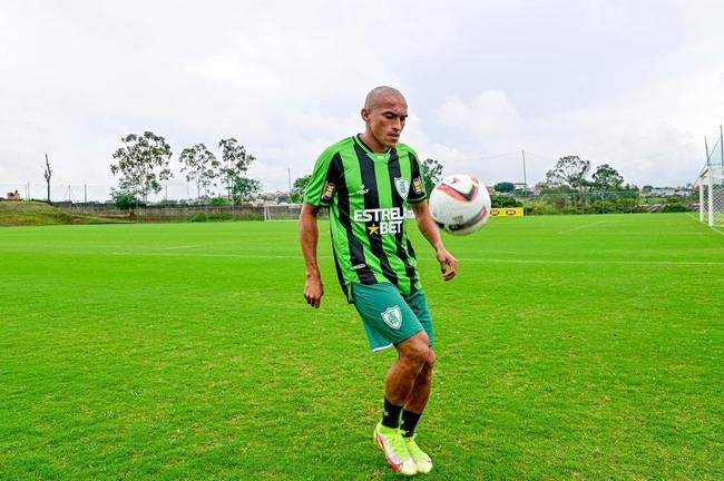 Fotos da apresentao do lateral-direito Nino Paraba no Amrica