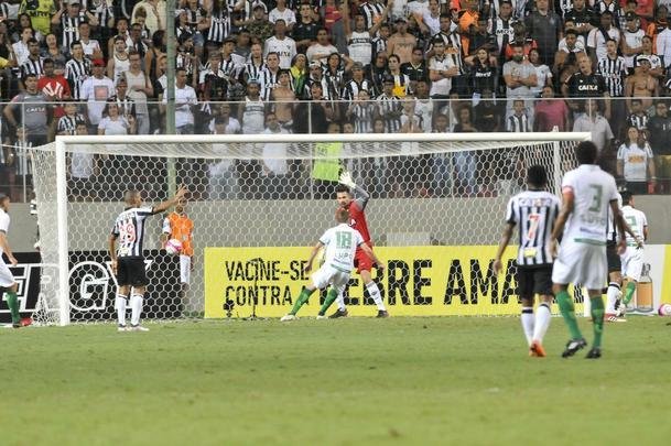 Fotos do primeiro tempo do clssico entre Atltico e Amrica, no Independncia, pela semifinal do Mineiro