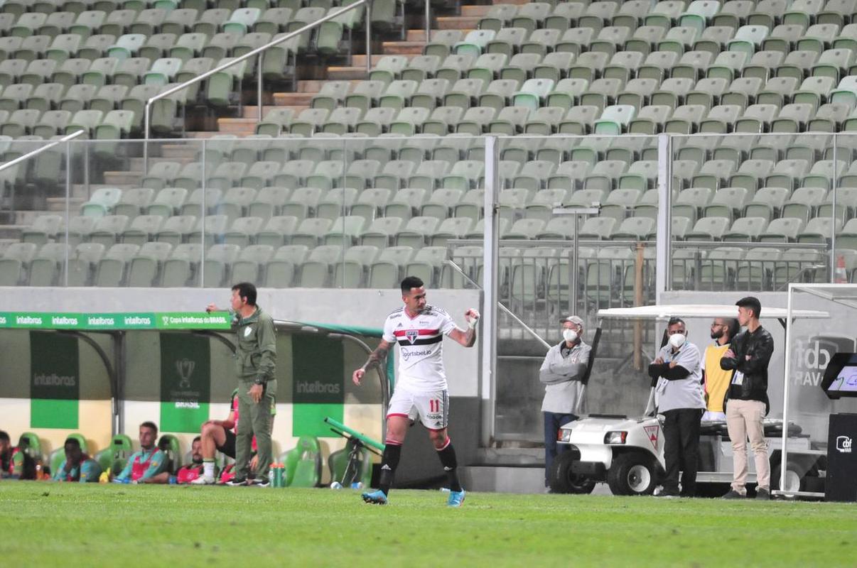 Fotos da partida entre Amrica e So Paulo, nesta quinta-feira (18), no Independncia, em Belo Horizonte, pelas quartas de final da Copa do Brasil.