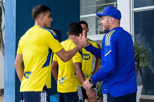 Mozart teve primeiro contato com jogadores do Cruzeiro nesta sexta-feira (11/06), na Toca da Raposa II