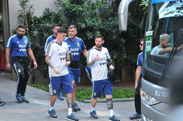 Jogadores da Argentina embarcam rumo ao treino no Independência
