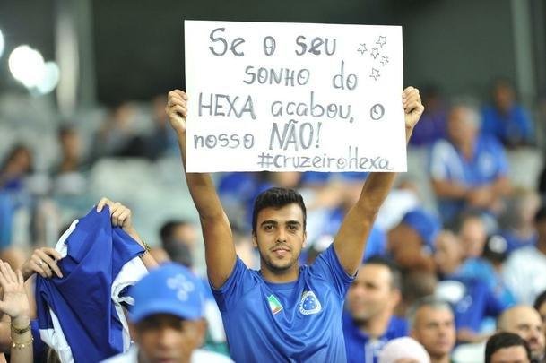 Torcida cruzeirense encarou engarrafamento, chegou atrasada, mas compareceu em bom nmero