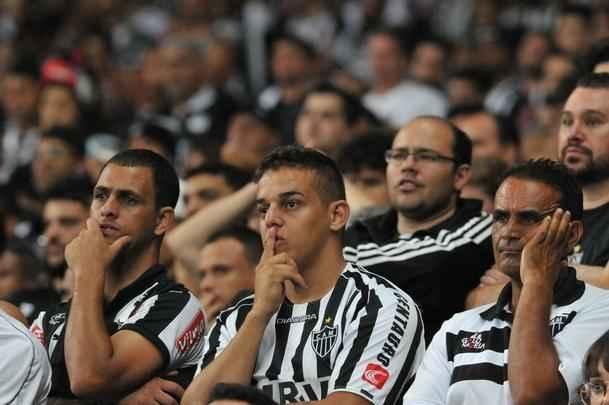 Torcedores do Atltico saram decepcionados do Mineiro com derrota por 3 a 1, e ouviram festa gremista