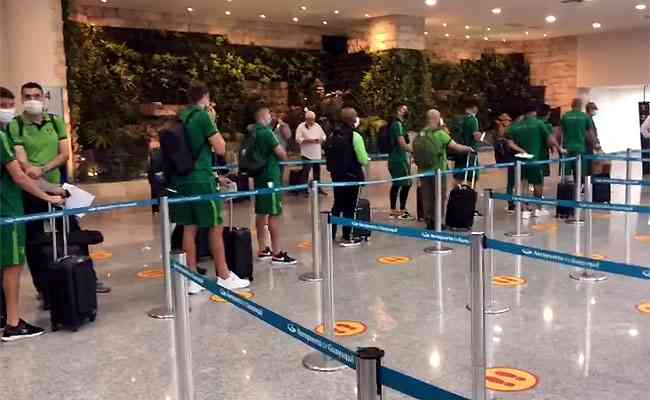 Jogadores e comissão técnica formam fila para checagem de passaporte no aeroporto