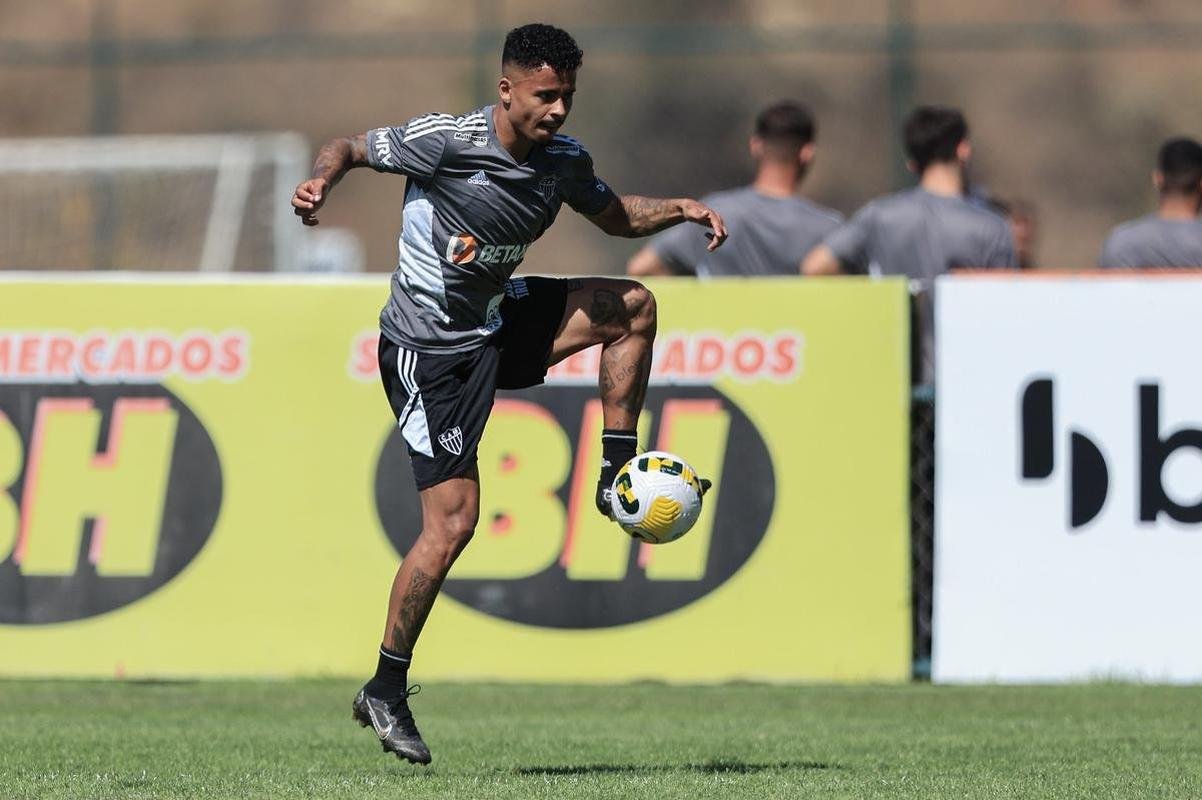 Nesta quinta-feira (28), o Atltico realizou o terceiro treino na Cidade do Galo aps o retorno de Cuca. Durante a atividade, o treinador conversou com o presidente do clube, Srgio Coelho.