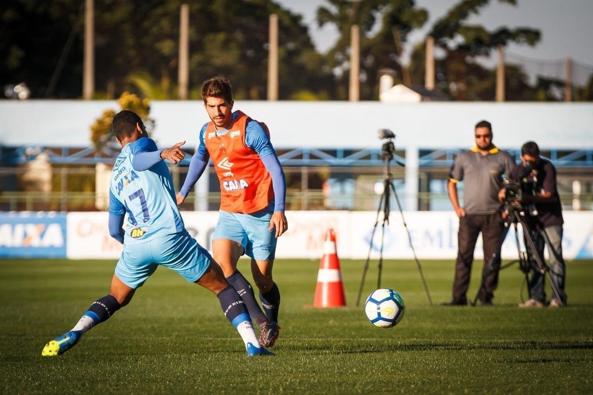 Depois de vencer o Amrica por 3 a 1 no Mineiro, o Cruzeiro se reapresentou na tarde desta sexta-feira, na Toca da Raposa II. Como de praxe, os titulares realizaram treinamento regenerativos na academia. J os reservas estiveram em campo para atividade tcnica sob orientao de Mano Menezes. O treinador, inclusive, passou a maior parte do trabalho em conversa reservada com o vice-presidente de futebol Itair Machado. O prximo compromisso do clube  contra o Atltico-PR, no domingo, s 19h, no Gigante da Pampulha. 