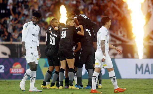 Botafogo atrtopela o Santos no Nilton Santos e mantém chance da Libertadores