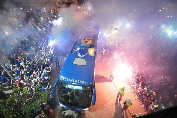 Torcedores do Cruzeiro lotam as arquibancadas do Mineiro para acompanhar a partida vlida pelas quartas de final da Copa do Brasil