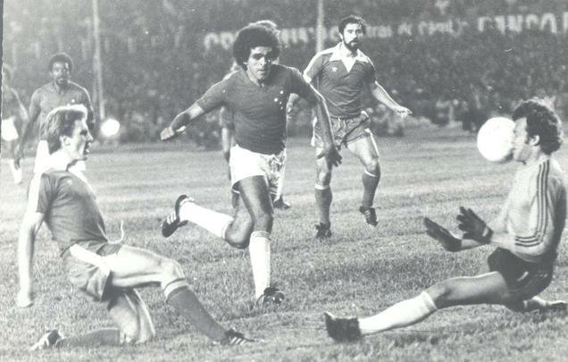1976 - Mundial de Clubes - Cruzeiro foi vice-campeão ao ser derrotado pelo Bayern de Munique na decisão. Imagem da partida diante dos alemães, no Mineirão, no segundo jogo da final.