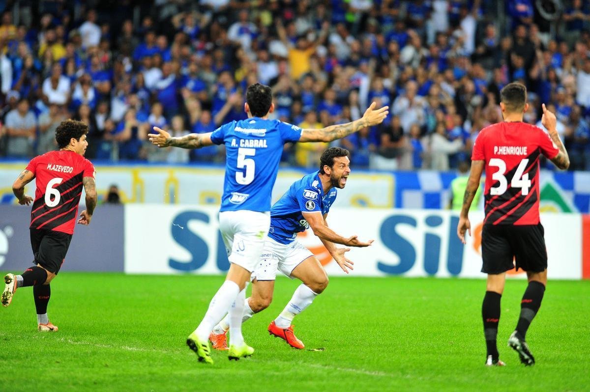 Lances do primeiro tempo de Cruzeiro x Athletico-PR, no Mineiro, pela 12 rodada do Brasileiro; time paranaense saiu na frente na etapa inicial com gol de pnalti do lateral Jonathan