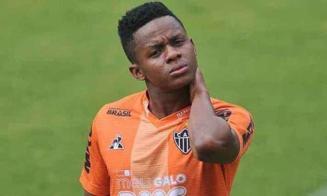 Cazares - Ainda quando era jogador do Atlético, o meia promoveu festas no condomínio em que morava, em Lagoa Santa. Denunciado por vizinhos, ele chegou a ser multado pela Vigilância Sanitária, já que era reincidente.