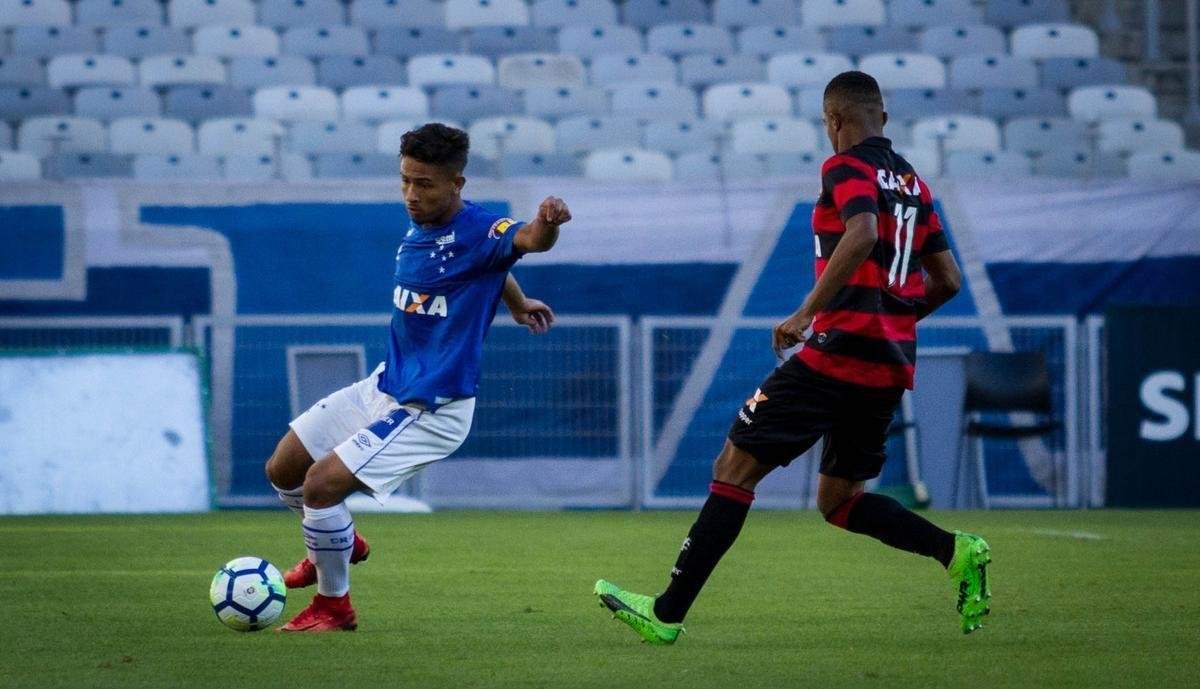 Pelo Brasileiro Sub-20, Cruzeiro derrotou Vitria por 1 a 0, no Mineiro, com gol de Ronaldo