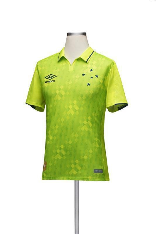 Terceiro uniforme do Cruzeiro traz referncias a elementos grficos da dcada de 1990 e homenagem aos 95 anos da fornecedora Umbro 