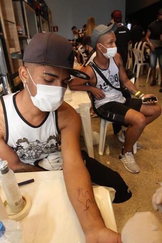 Em evento na Arena MRV, torcedores do Atltico ganharam tatuagens em comemorao ao bicampeonato brasileiro 