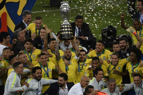 Seleção Brasileira derrota Peru por 3 a 1, conquista Copa América e ergue a taça no Maracanã; veja as fotos da festa do Brasil
