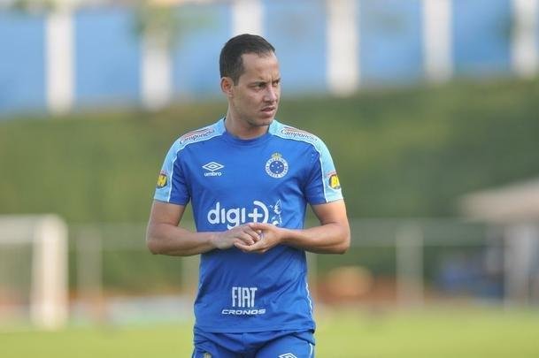 Fotos do primeiro treino de Abel Braga na Toca da Raposa II. Tcnico foi apresentado pelo Cruzeiro neste sbado e dirigir a equipe na segunda, s 20h, diante do Gois, no Serra Dourada, pela 22 rodada do Campeonato Brasileiro