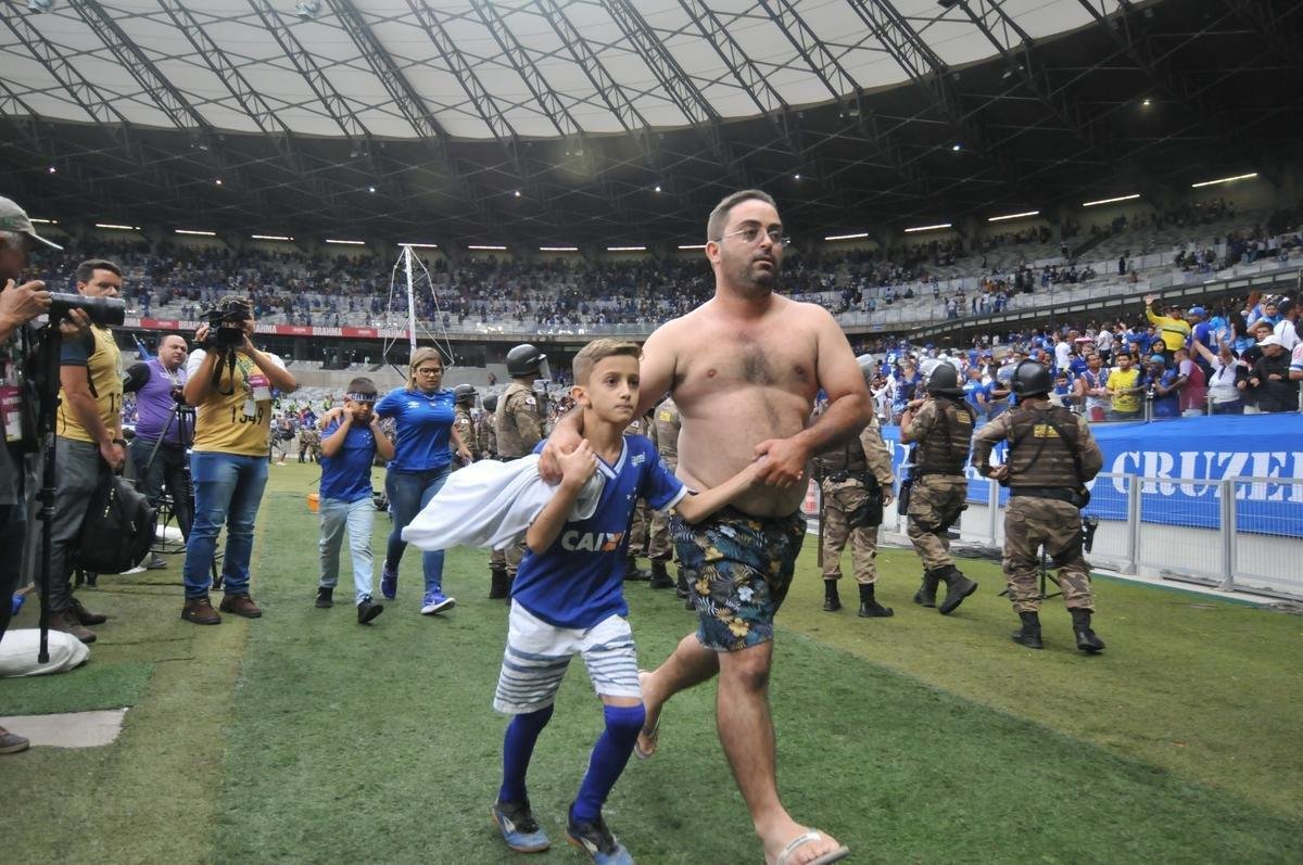 Depois de derrota do Cruzeiro para o Palmeiras e da confirmao do rebaixamento, Mineiro virou praa de guerra, com ira da torcida, depredaes e bombas