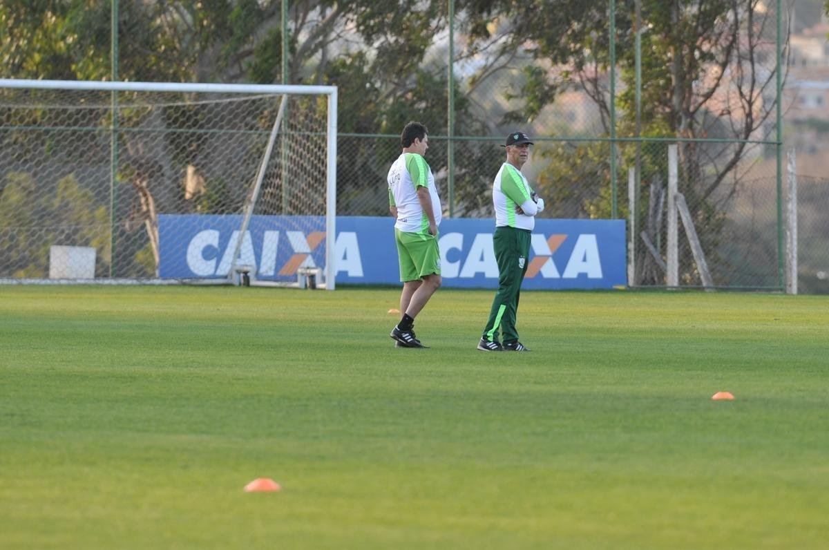 Depois de reunio com elenco e diretoria, Adilson Batista observou treino comandado por Drubscky no Amrica