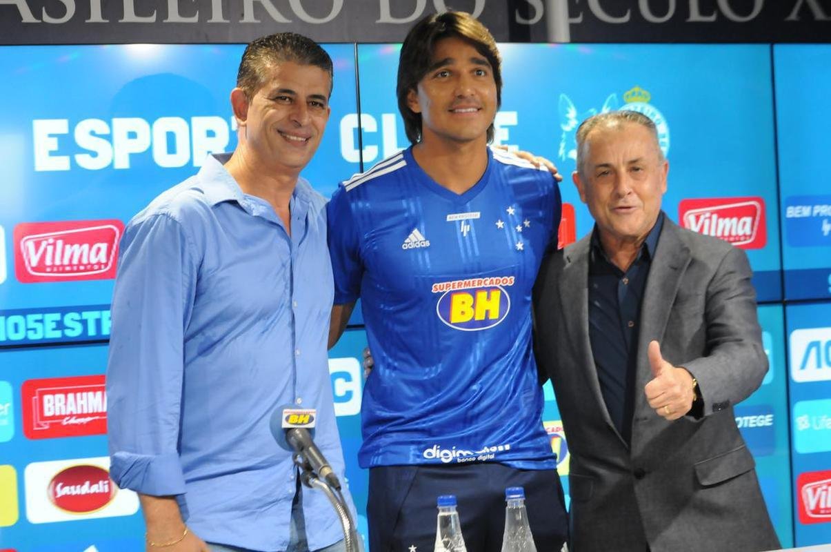 Fotos da apresentao do atacante Marcelo Moreno como novo reforo do Cruzeiro para 2020. Duante entrevista, jogador foi acompanhado pela esposa Marilisy Antonelli e pela filha, Maria Clara