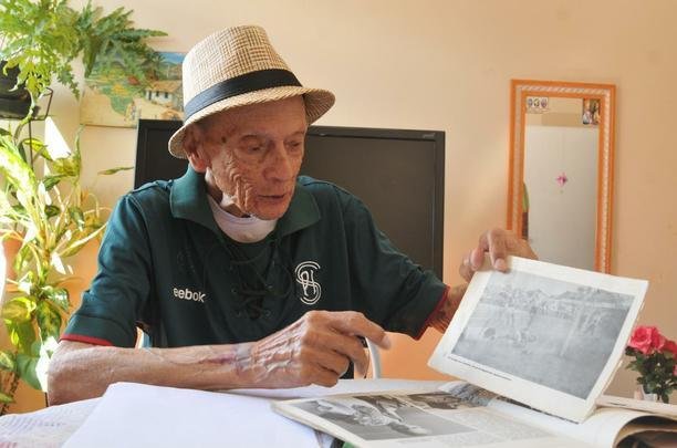 Recortes de jornais, revistas e a prpria memria de Nogueirinha contam parte da histria do Cruzeiro (fotos: Jair Amaral/EM D.A Press)