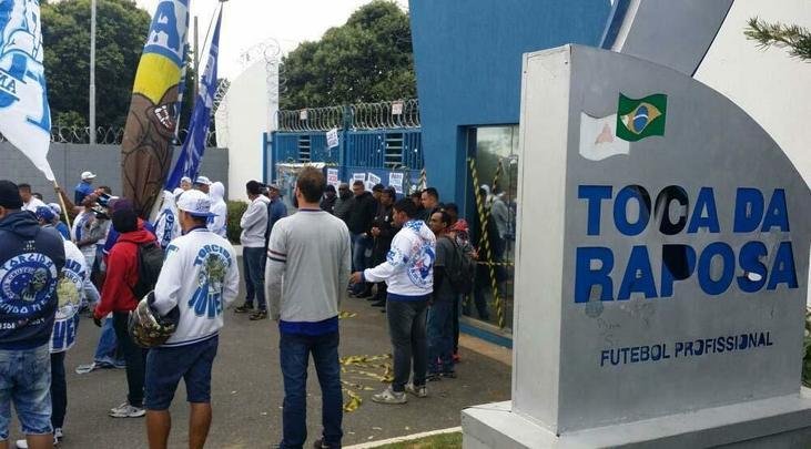 Protesto de torcedores do Cruzeiro na Toca da Raposa II