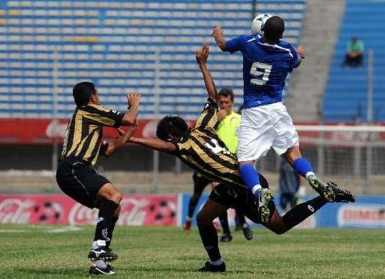 Em 2009, Cruzeiro derrotou Atlético por 4 a 2 no Estádio Centenário, em Montevidéu, pelo Torneio Internacional de Verão. Na história, esse foi o único clássico mineiro realizado fora do Brasil