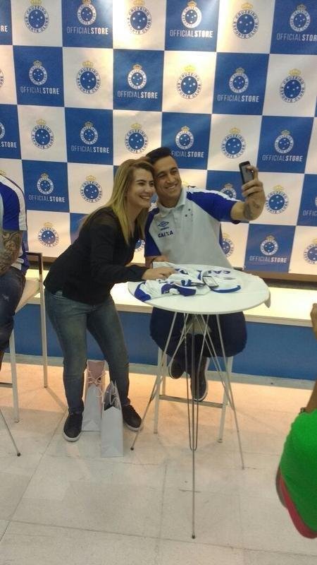 Torcedores do Cruzeiro ganharam autgrafos do volante Hudson e dos meias Thiago Neves e Robinho