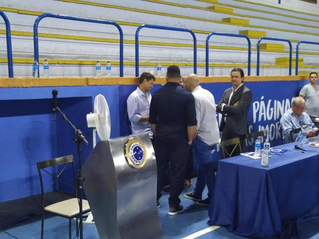 Ronaldo compareceu  votao da venda da SAF do Cruzeiro no Barro Preto e foi muito assediado por conselheiros do clube