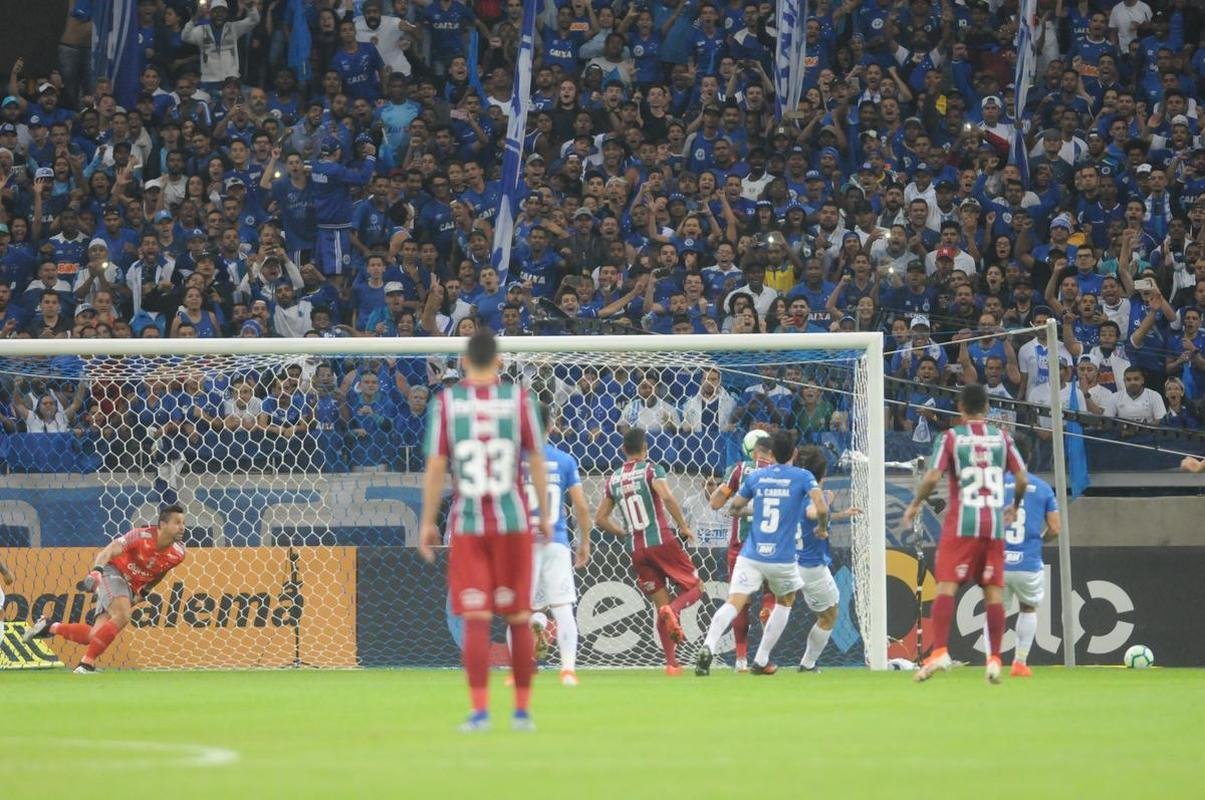 Aos 9 minutos de jogo, Ded fez pnalti em Brenner; Paulo Henrique cobrou, Fbio defendeu, mas Luciano marcou na sobra. Alertado pelo VAR, o rbitro mandou voltar a cobrana por invaso na rea de jogadores dos dois times. Na segunda batida, aos 14 minutos, Ganso bateu no mesmo canto e abriu o placar para o Flu: 1 a 0