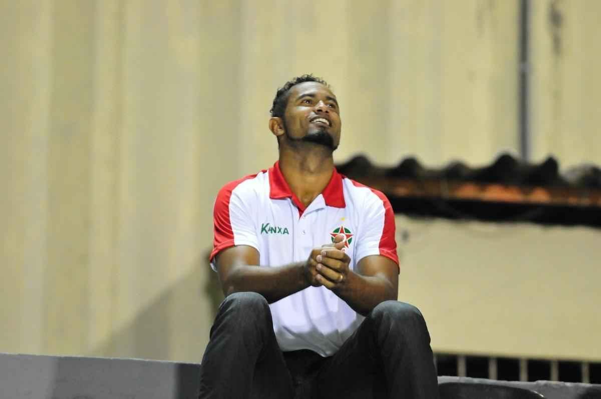 Goleiro Bruno acompanhou vitria do Boa sobre o Arax das arquibancadas do Estdio Dilzon Melo e vibrou muito com gols do seu novo clube