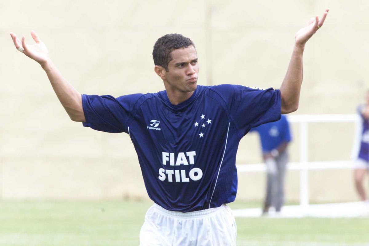 Marcelo Ramos foi vendido ao PSV Eindhoven pouco depois de conquistar a Copa do Brasil de 1996 pelo Cruzeiro. Na Holanda, até se saiu bem ao marcar 15 gols, porém foi repatriado pelo clube celeste para o mata-mata da Copa Libertadores de 1997. O centroavante teve papel importante ao anotar quatro tentos na competição e ajudar o time a levantar a taça. Em três passagens pela Raposa, o ex-camisa 9 somou 163 gols em 365 jogos.