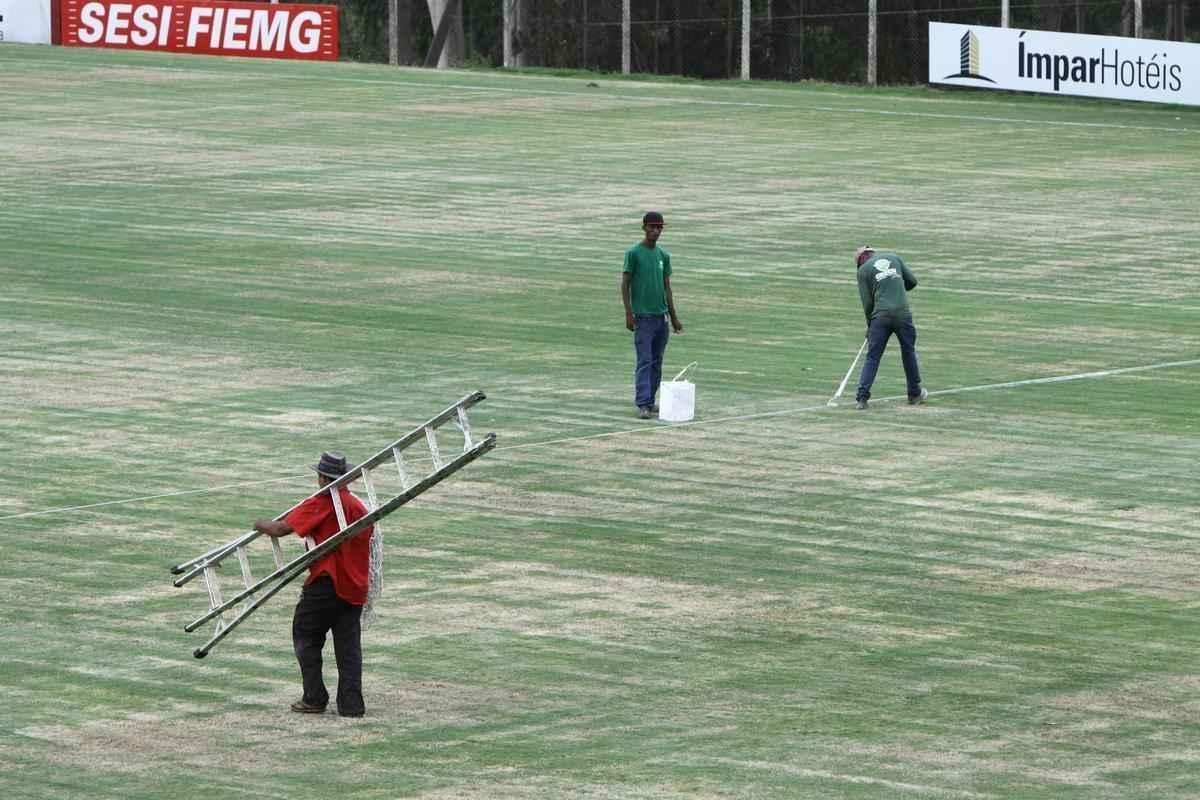 O elenco do Amrica se reapresentou para a temporada 2015 na tarde desta segunda-feira, no CT Lanna Drumond. Depois de reunio com integrantes do conselho de administrao, os jogadores foram para um campo secundrio, onde realizaram o primeiro trabalho com bola. O gramado principal passa por reformas.
