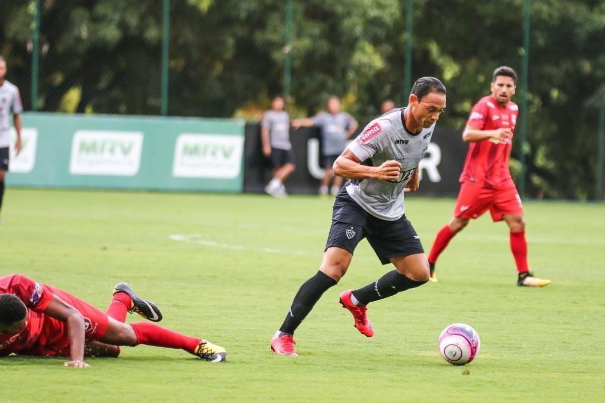 Imagens do jogo-treino do Atltico com o Guarani de Divinpolis