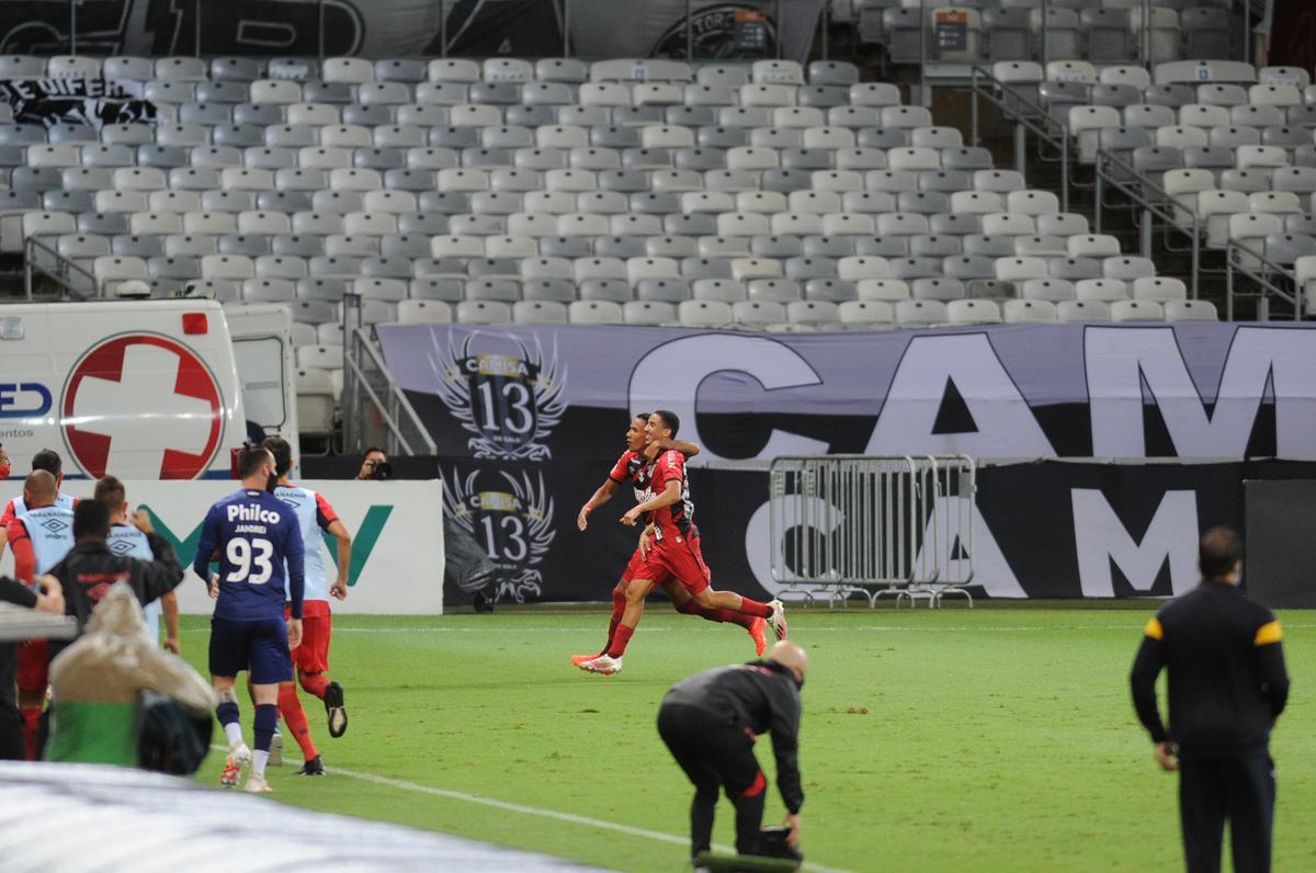 Christian domina na marca do pnalti e solta uma bomba para estufar as redes de Everson: Athletico-PR 1 a 0 no Mineiro