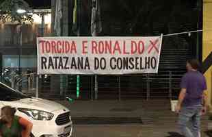 A favor da venda da SAF para Ronaldo, torcedores do Cruzeiro protestaram contra o Conselho Deliberativo do clube durante a apresentação da proposta do empresário, em evento na sede do Barro Preto