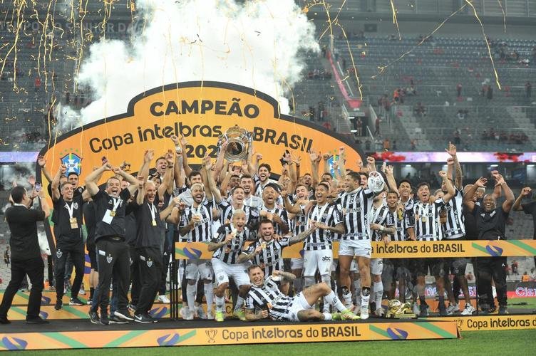 Atltico ergue a taa e festeja bi da Copa do Brasil