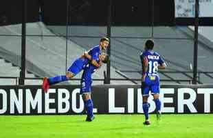 Fotos do primeiro tempo de Racing e Cruzeiro, no El Cilindro, pela Copa Libertadores. Arrascaeta empatou para o Cruzeiro, de cabea, aps cruzamento de Egdio