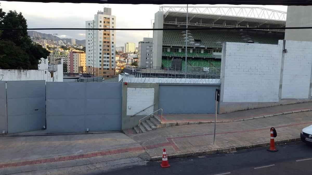 Arquibancada mvel est sendo erguida ao lado dos vestirios do Independncia