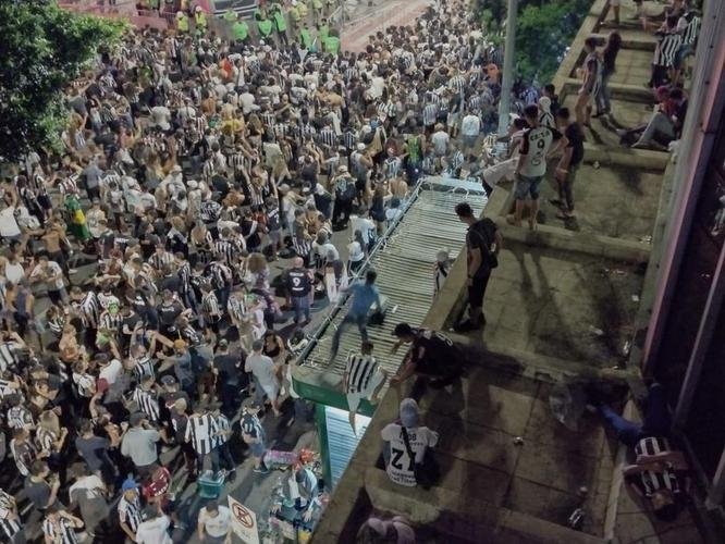 Trajeto da delegao do Atltico entre a Pampulha e a Praa Sete, no Centro de BH, onde fez carnaval com a torcida ao som do cantor baiano Bell Marques
