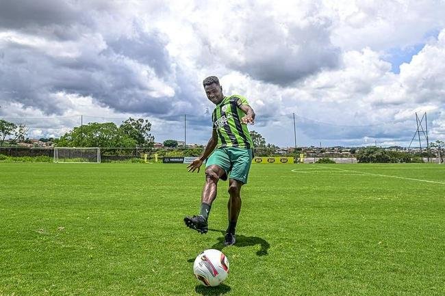 Zagueiro Wanderson  apresentado como reforo do Amrica