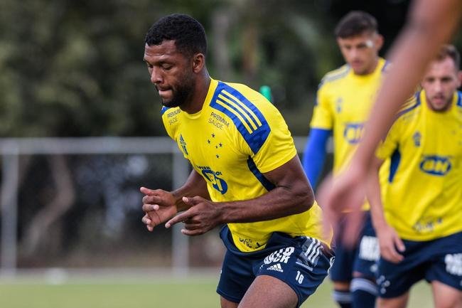 Comisso tcnica de Vanderlei Luxemburgo comandou treino na Toca da Raposa II nesta quarta-feira. Time se prepara para enfrentar o Brusque, s 11h de sbado, no estdio Augusto Bauer, em Santa Catarina, pela 16 rodada da Srie B.